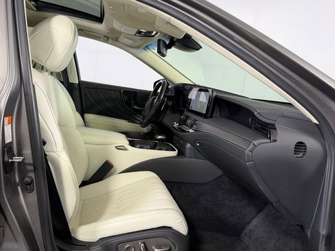 Used 2023 Lexus LS 500 w/ Interior Upgrade Package RWD image 29