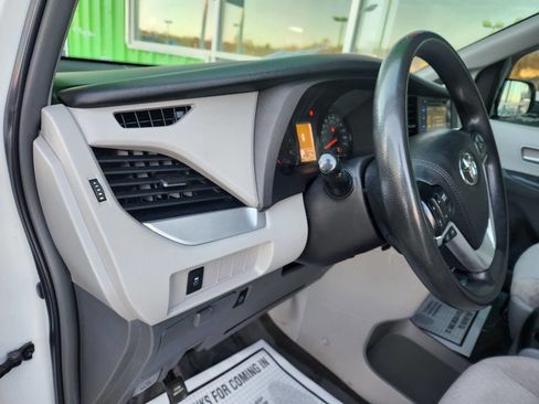 Used 2017 Toyota Sienna LE image 10