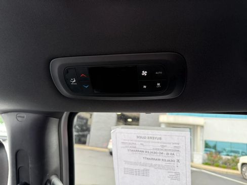 Used 2025 Chrysler Pacifica Select FWD image 32