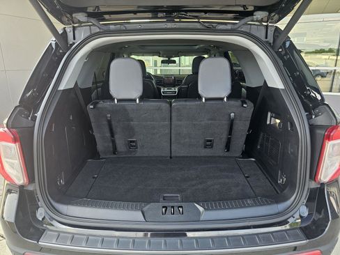 Used 2022 Ford Explorer XLT w/ Equipment Group 202A image 5