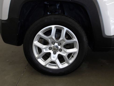 Used 2018 Jeep Renegade Latitude w/ Cold Weather Group AWD/4WD image 20