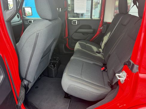 Used 2026 Jeep Wrangler Unlimited Sahara AWD/4WD image 11