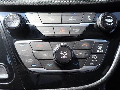 Used 2024 Chrysler Pacifica Premium FWD image 25