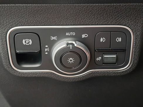 Used 2025 Mercedes-Benz GLB 250 4MATIC image 36