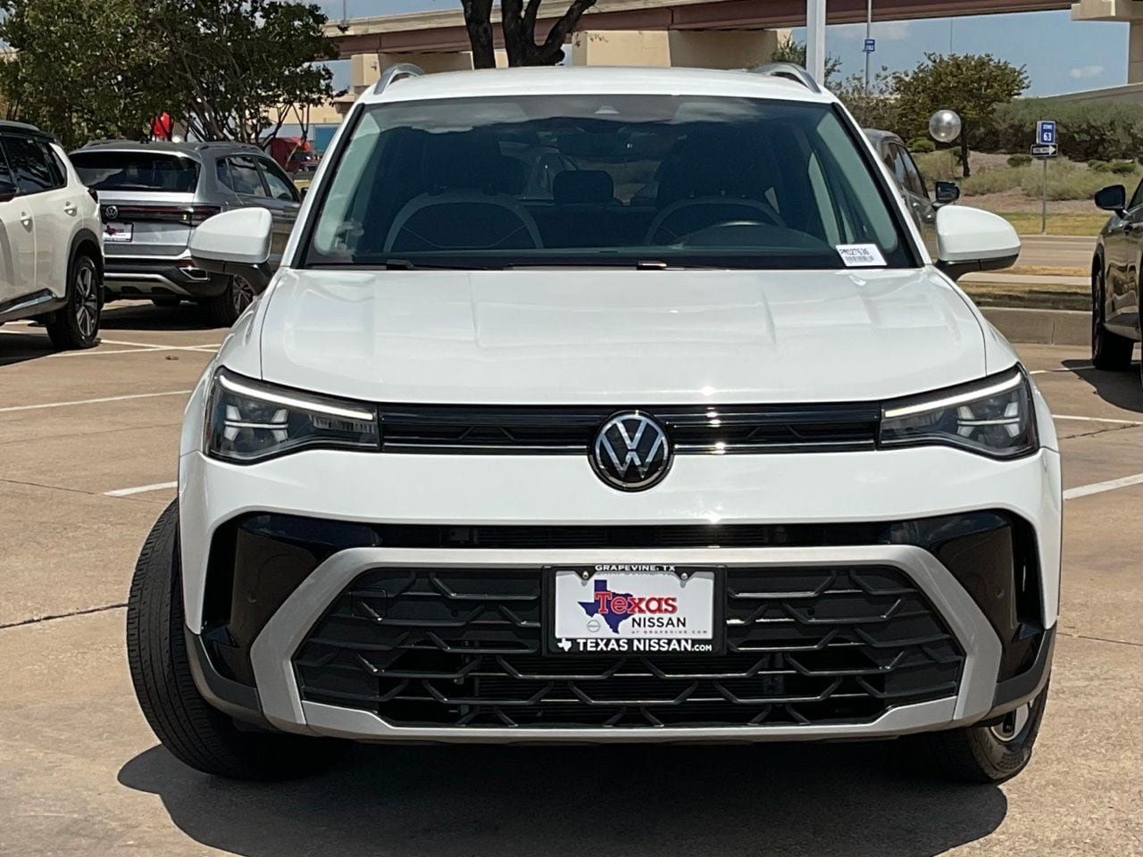 Used 2025 Volkswagen Taos SE AWD/4WD image 2