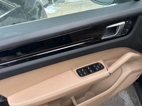 Used 2022 Porsche Cayenne image 1