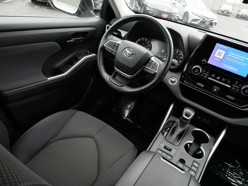 Used 2024 Toyota Highlander LE image 10