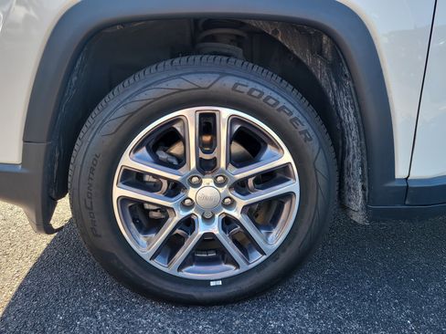 Used 2020 Jeep Compass Latitude FWD image 9