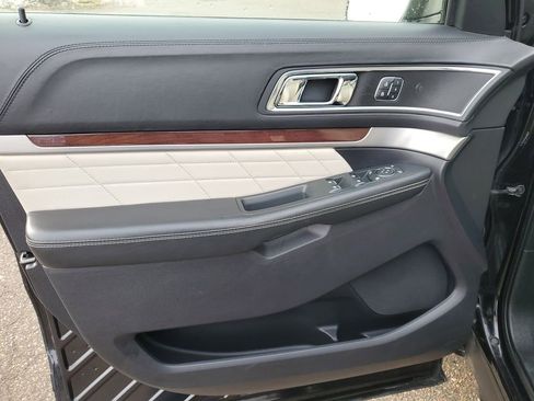 Used 2019 Ford Explorer Platinum image 26