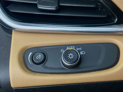 Used 2018 Chevrolet Volt Premier w/ Driver Confidence Package image 16