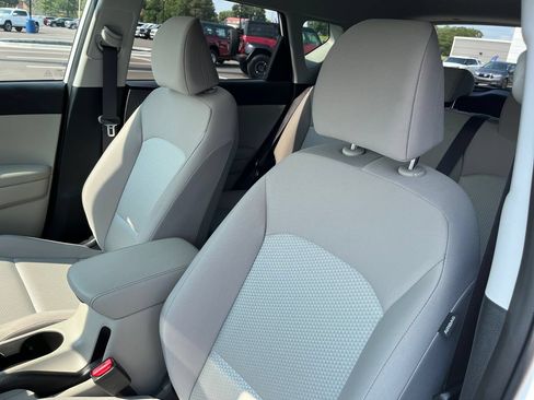 Used 2025 Kia Soul LX w/ LX Technology Package FWD image 12