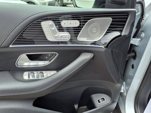 Used 2025 Mercedes-Benz GLS 580 4MATIC image 14