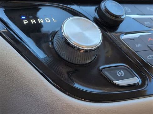 Used 2020 Chrysler Pacifica Touring image 32