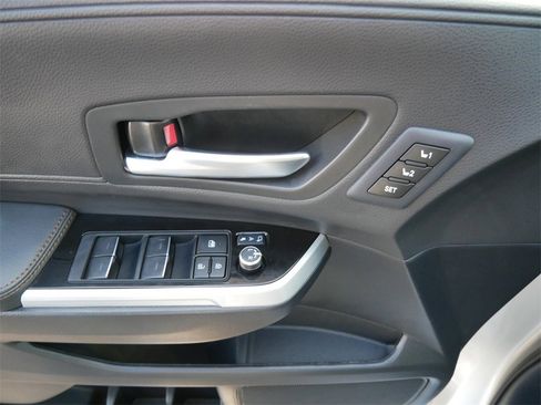 Used 2025 Toyota Sienna Platinum image 18