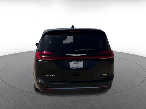 Used 2023 Chrysler Pacifica Touring-L FWD image 12