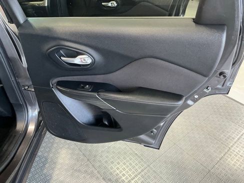 Used 2016 Jeep Cherokee Latitude w/ Comfort/Convenience Group FWD image 28