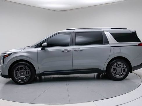 Used 2025 Kia Carnival EX FWD image 5