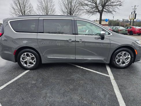 Used 2022 Chrysler Pacifica Limited FWD image 7