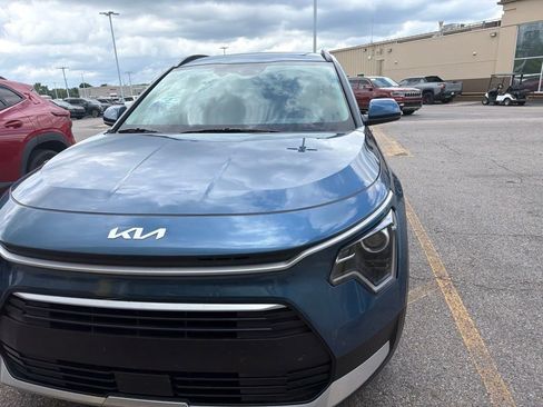 Used 2025 Kia Niro EX FWD image 5