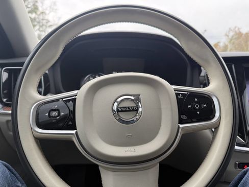 Used 2019 Volvo S60 T6 Momentum image 3