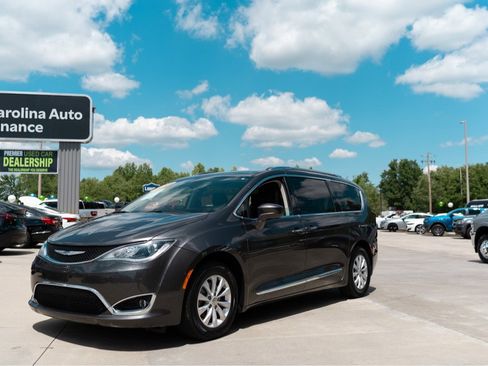 Used 2019 Chrysler Pacifica Touring-L FWD image 1