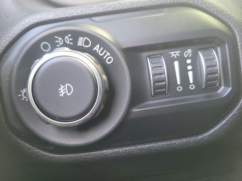 Used 2018 Jeep Wrangler Unlimited Sahara AWD/4WD image 27