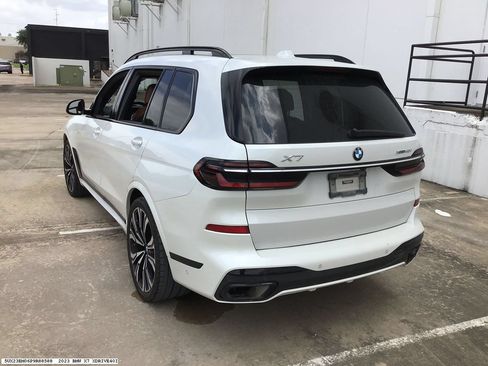 Used 2023 BMW X7 xDrive40i w/ M Sport Package AWD/4WD image 4