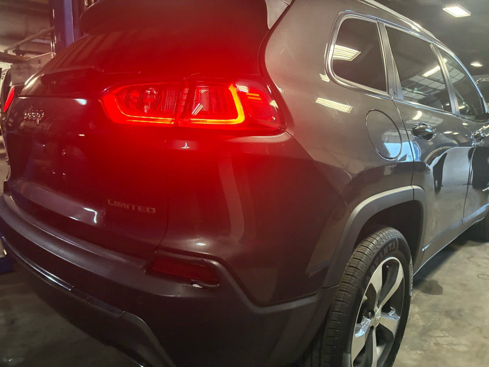 Used 2019 Jeep Cherokee Limited AWD/4WD image 6