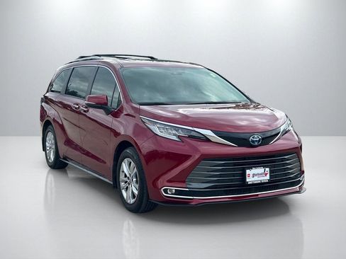Used 2023 Toyota Sienna Limited AWD/4WD image 3