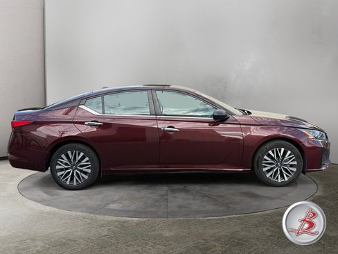 Used 2024 Nissan Altima 2.5 SV FWD image 8