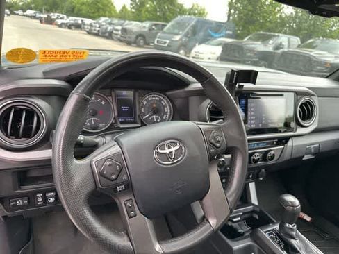 Used 2017 Toyota Tacoma TRD Off-Road w/ Premium & Technology Package AWD/4WD image 8