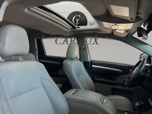 Used 2019 Toyota Highlander XLE FWD image 15