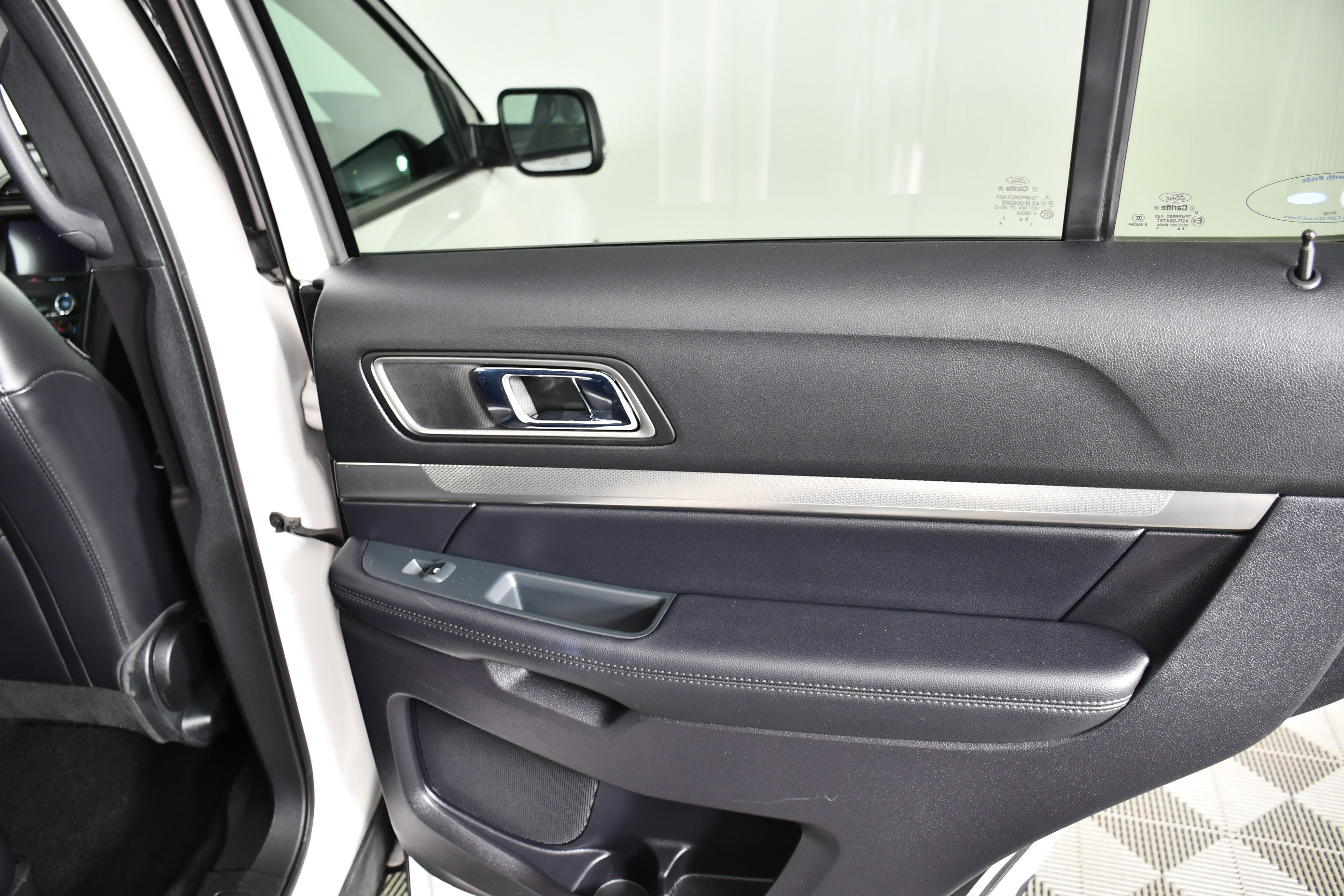 Used 2019 Ford Explorer XLT w/ Equipment Group 202A AWD/4WD image 40