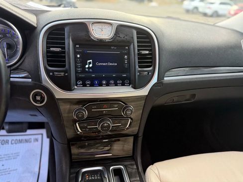 Used 2018 Chrysler 300 Touring L image 30