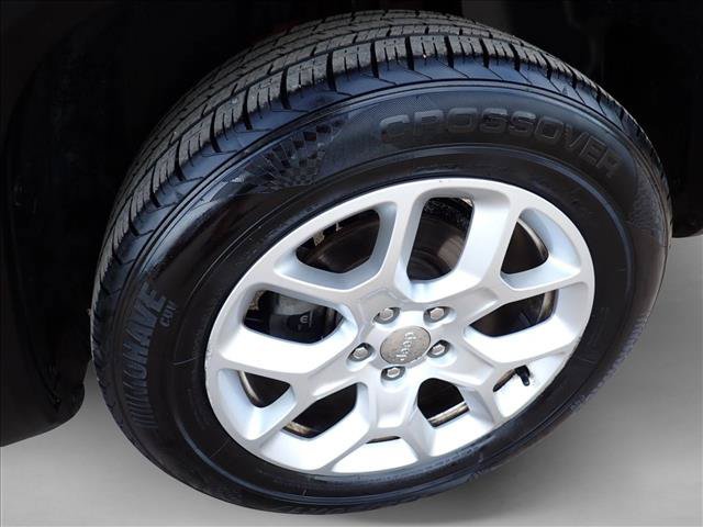 Used 2017 Jeep Renegade Latitude w/ Cold Weather Group AWD/4WD image 7