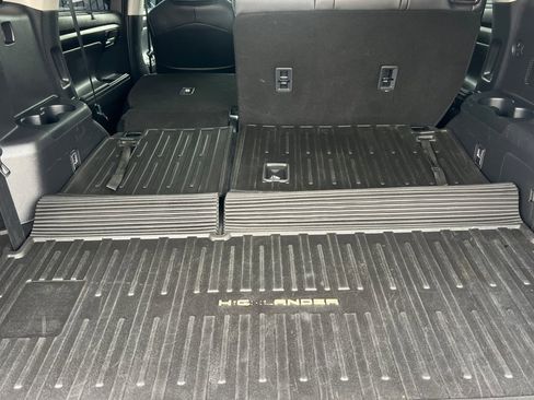 Used 2020 Toyota Highlander XLE image 13