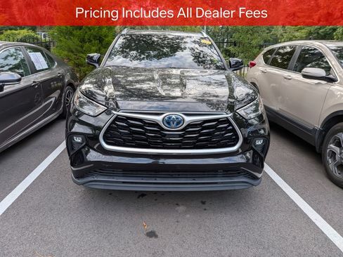 Used 2021 Toyota Highlander XLE AWD/4WD image 2