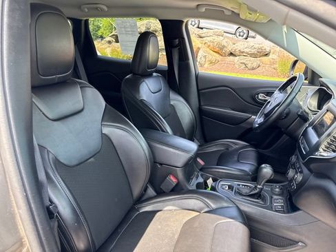 Used 2020 Jeep Cherokee Latitude Plus w/ Cold Weather Group AWD/4WD image 11