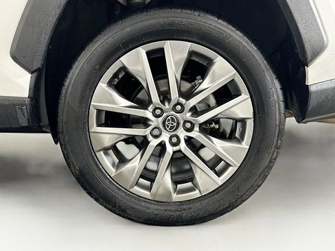 Used 2020 Toyota RAV4 XLE Premium image 11