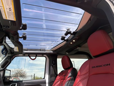 Used 2024 Jeep Wrangler Rubicon w/ Technology Group image 31