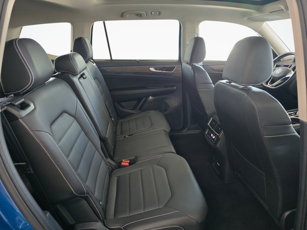 Used 2025 Volkswagen Atlas SEL AWD/4WD image 39
