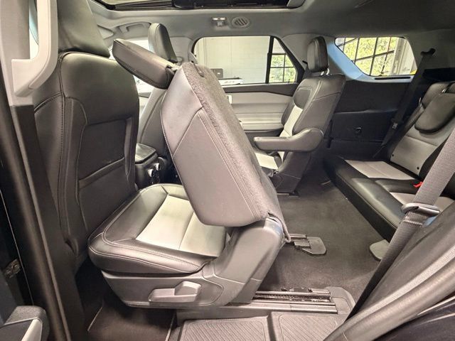 Used 2024 Ford Explorer XLT w/ XLT Sport Appearance Package AWD/4WD image 19
