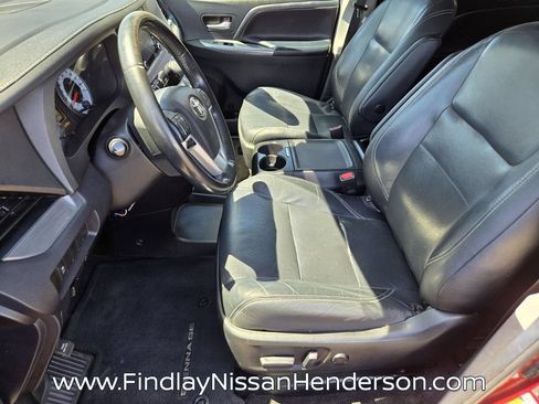Used 2018 Toyota Sienna SE Premium w/ Carpet Mat Package FWD image 10