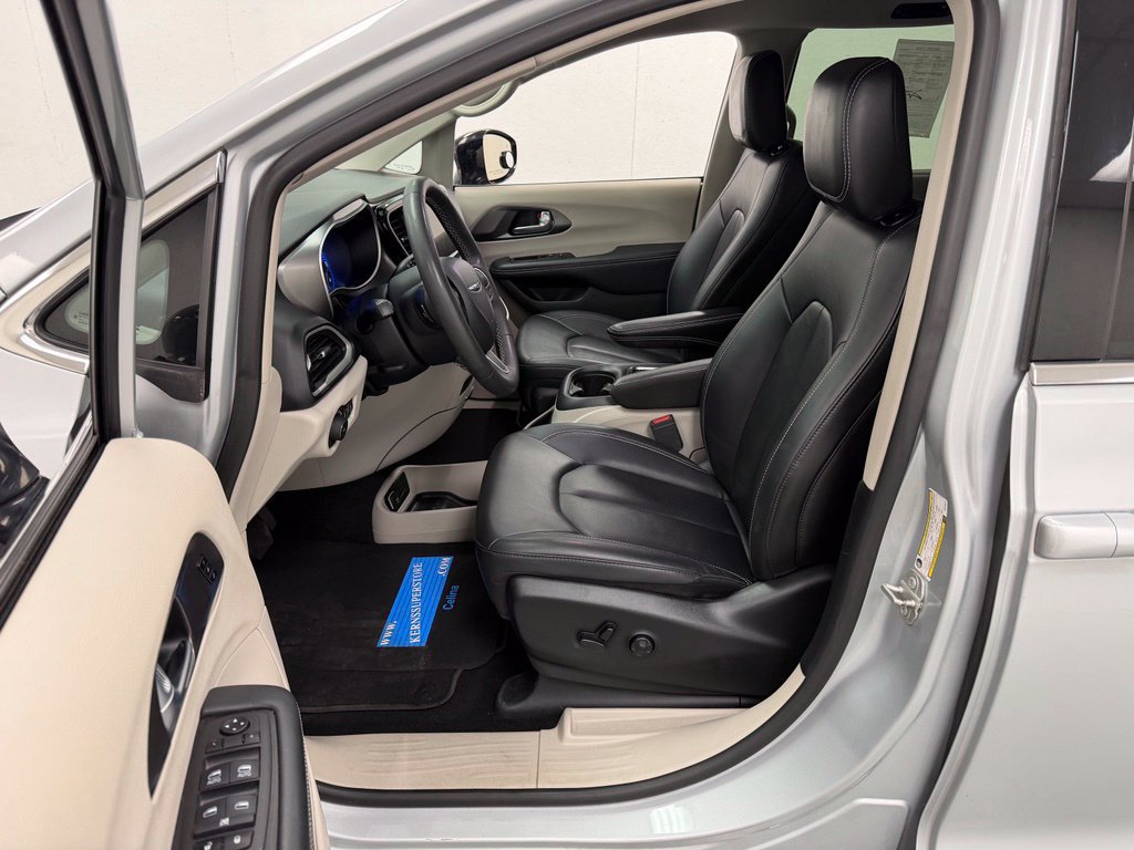 Used 2024 Chrysler Pacifica Touring-L FWD image 19