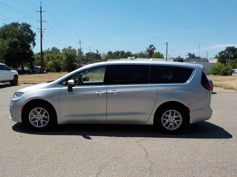 Used 2023 Chrysler Pacifica Touring-L image 7