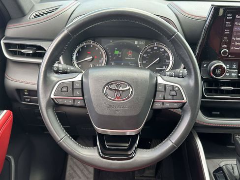 Used 2022 Toyota Highlander XSE FWD image 17