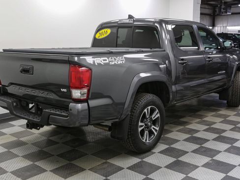 Used 2016 Toyota Tacoma TRD Off-Road image 9