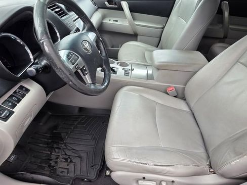 Used 2012 Toyota Highlander SE w/ Tow Pkg FWD image 6