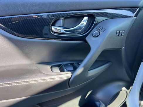 Used 2019 Nissan Rogue SL w/ Premium Package image 16