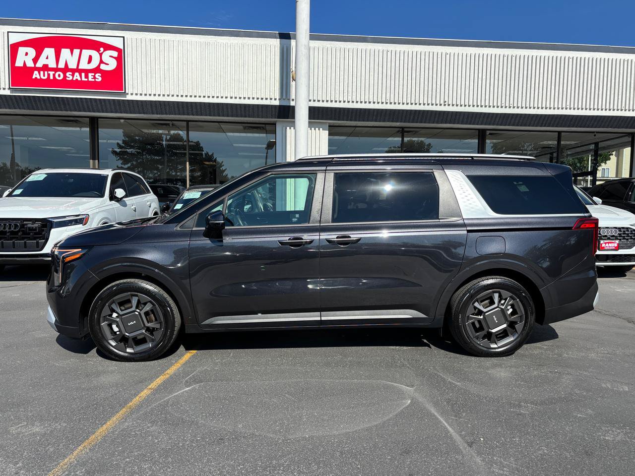 Used 2025 Kia Carnival EX FWD image 15